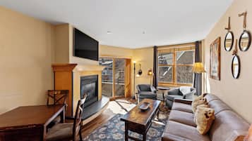 Flat-screen TV, fireplace, DVD player