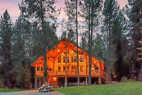Lumberjack Lodge ~ a warm welcome with ample parking for the group!