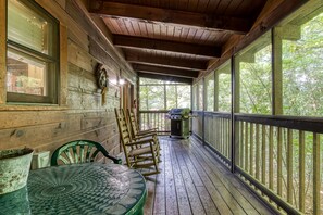 Outdoor dining - ER245 – Almost Heaven  Great Location – Close to town! (Pigeon Forge)