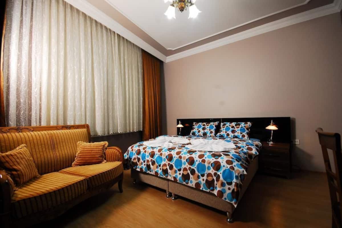 Standard-Dreibettzimmer | Schreibtisch, kostenlose Babybetten, kostenloses WLAN