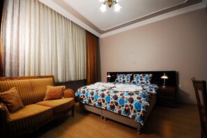 Habitación triple estándar | Escritorio, cunas gratuitas y wifi gratis 