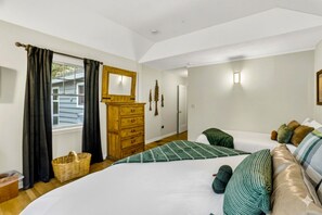 2 bedrooms, desk, iron/ironing board, WiFi