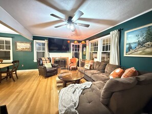 تلفزيون، مدفأة، مشغل دي في دي، كرة قدم الطاولة