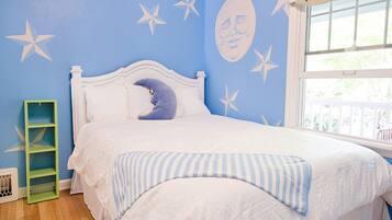 2 bedrooms, desk, iron/ironing board, internet