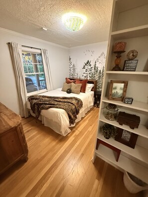 2 bedrooms, desk, iron/ironing board, Internet