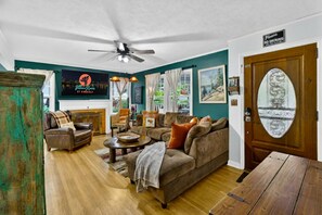 TV, fireplace, DVD player, foosball - The Pumpkin House • 3 Miles to Downtown Portland • New Hot Tub (Portland)