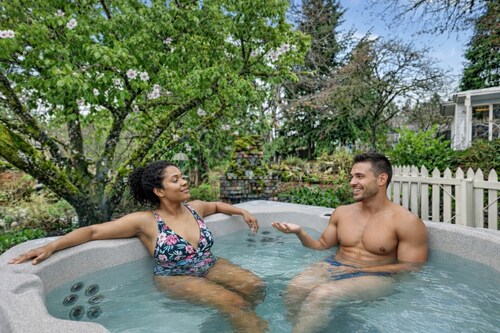 The Pumpkin House • 3 Miles to Downtown Portland • New Hot Tub