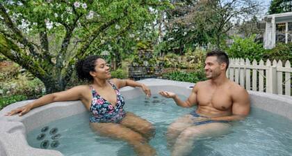 The Pumpkin House • 3 Miles to Downtown Portland • New Hot Tub