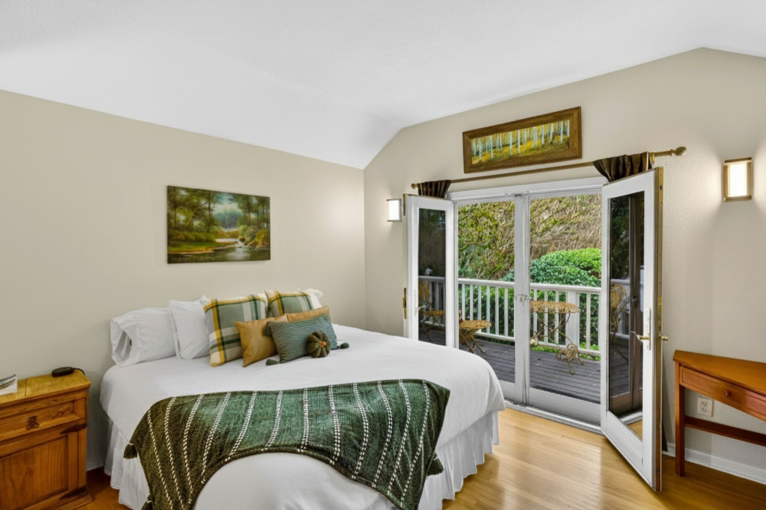 2 soverom, skrivebord, strykejern/-brett og internettilgang