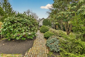 Property grounds - The Pumpkin House • 3 Miles to Downtown Portland • New Hot Tub (Portland)