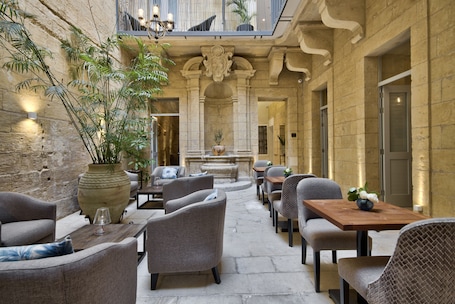 2 bares, bar junto a la piscina