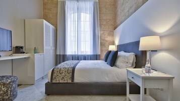 Deluxe-Doppelzimmer, 1 Doppelbett, Stadtblick | Hochwertige Bettwaren, Minibar, Zimmersafe, Schreibtisch