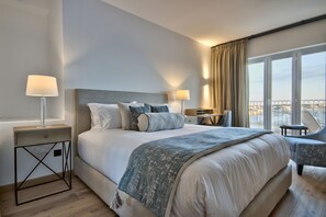 Premium kamer, uitzicht op zee | Luxe beddengoed, een minibar, een kluis op de kamer, een bureau