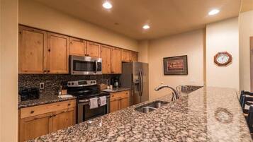 Condo, varias camas (2107 Timberline Lodge, Trappeur's Cro) | Cocina privada | Refrigerador, microondas, horno y parrilla de estufa