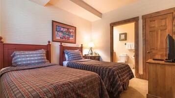 Condo, varias camas (2107 Timberline Lodge, Trappeur's Cro) | 4 habitaciones, tabla de planchar con plancha y wifi gratis