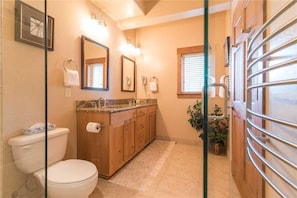 Condo, Multiple Beds (2107 Timberline Lodge, Trappeur's Cro) | Bathroom | Free toiletries, hair dryer, towels, shampoo