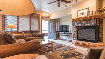 Condo, varias camas (2107 Timberline Lodge, Trappeur's Cro) | Área de sala de estar | Televisión de pantalla plana, chimenea y reproductor de DVD