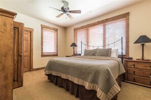 คอนโด, หลายเตียง (2107 Timberline Lodge, Trappeur's Cro) | 4 ห้องนอน, เตารีด/โต๊ะรีดผ้า, Wi-Fi ฟรี, ผ้าปูที่นอน