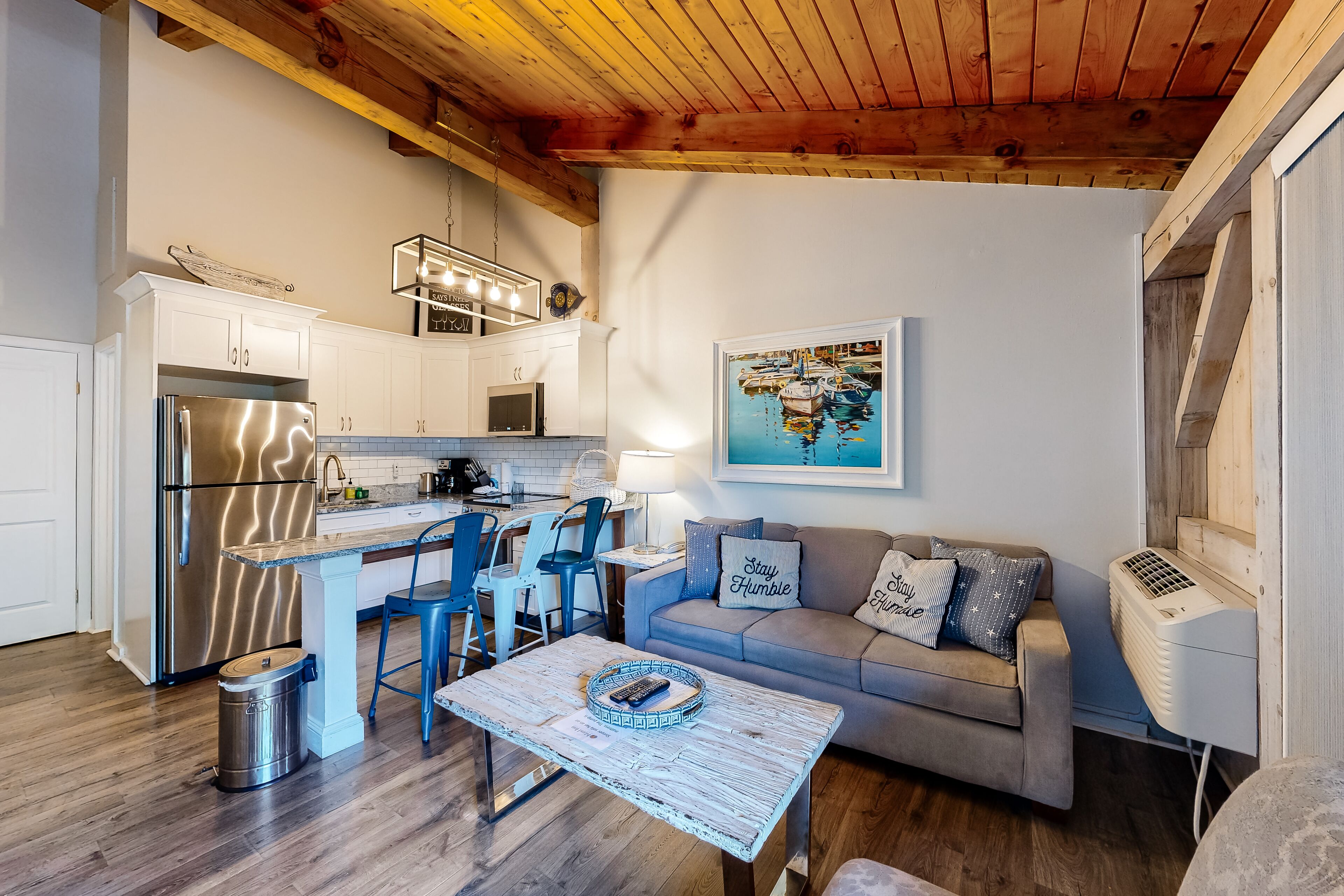 Renovated townhome with pool & 3 tennis courts - golfing & beaches nearby