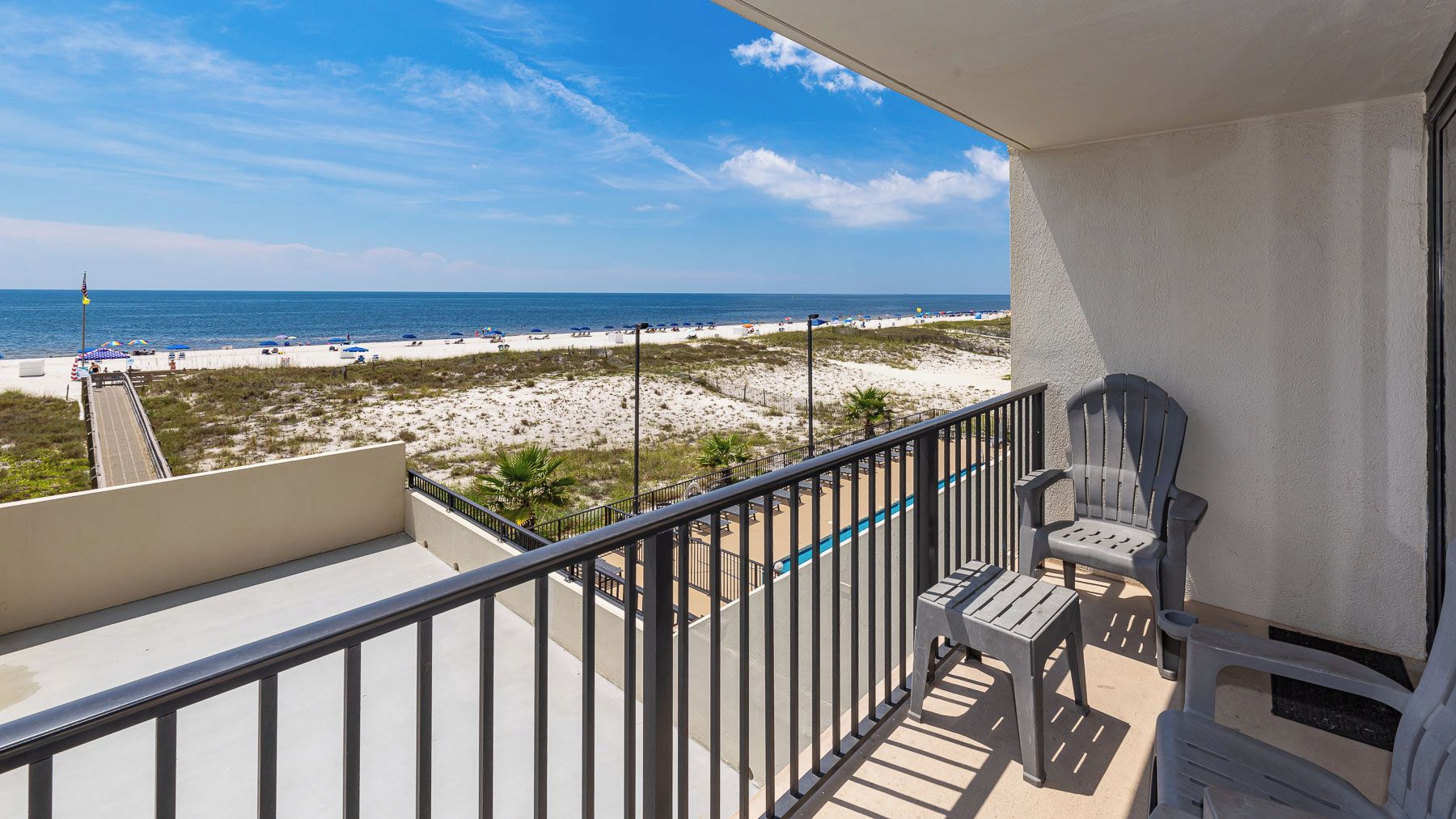 Ein Balkon mit Blick auf Strand und Meer.