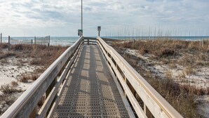 Beach - Perfect Location! Island Winds **Gulf Front One Bedroom** (Gulf Shores)