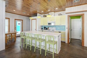 Fridge, microwave, oven, stovetop - Come and play at our Mango and Cash Beach house! Pet friendly! Close to the beac (Port Aransas)