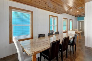 Dining - Come and play at our Mango and Cash Beach house! Pet friendly! Close to the beac (Port Aransas)
