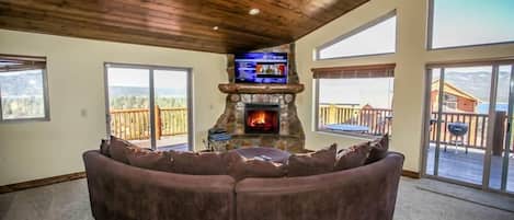Smart TV, chimenea y tenis de mesa
