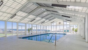 Una piscina interior amb vistes clares cap a l'exterior.