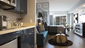 Un salon moderne avec un canapé, une table basse et un panneau décoratif mural.