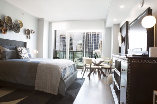 Deluxe Studio in Coconut Grove-City & Bay views...includes Parking