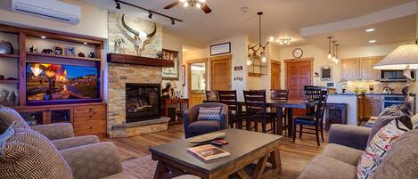 Télévision à écran plat, cheminée