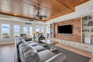 Smart TV, reproductor de DVD, tenis de mesa y videoteca 