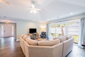 Smart-tv, een dvd-speler, een filmbibliotheek en een kantoor