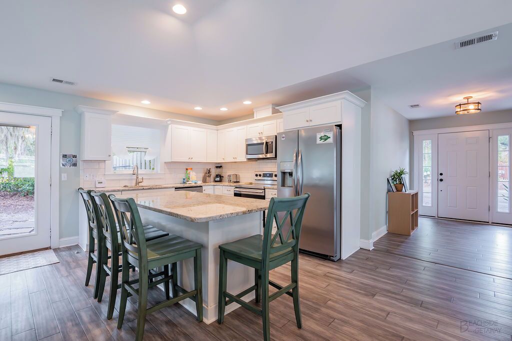 Frigorífico, microondas, placa de cocina y lavavajillas