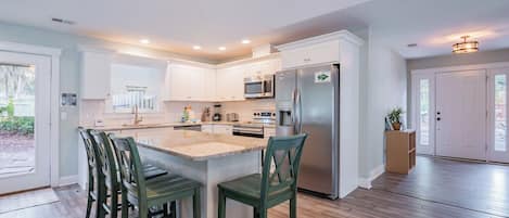 Réfrigérateur, micro-ondes, plaque de cuisson, lave-vaisselle