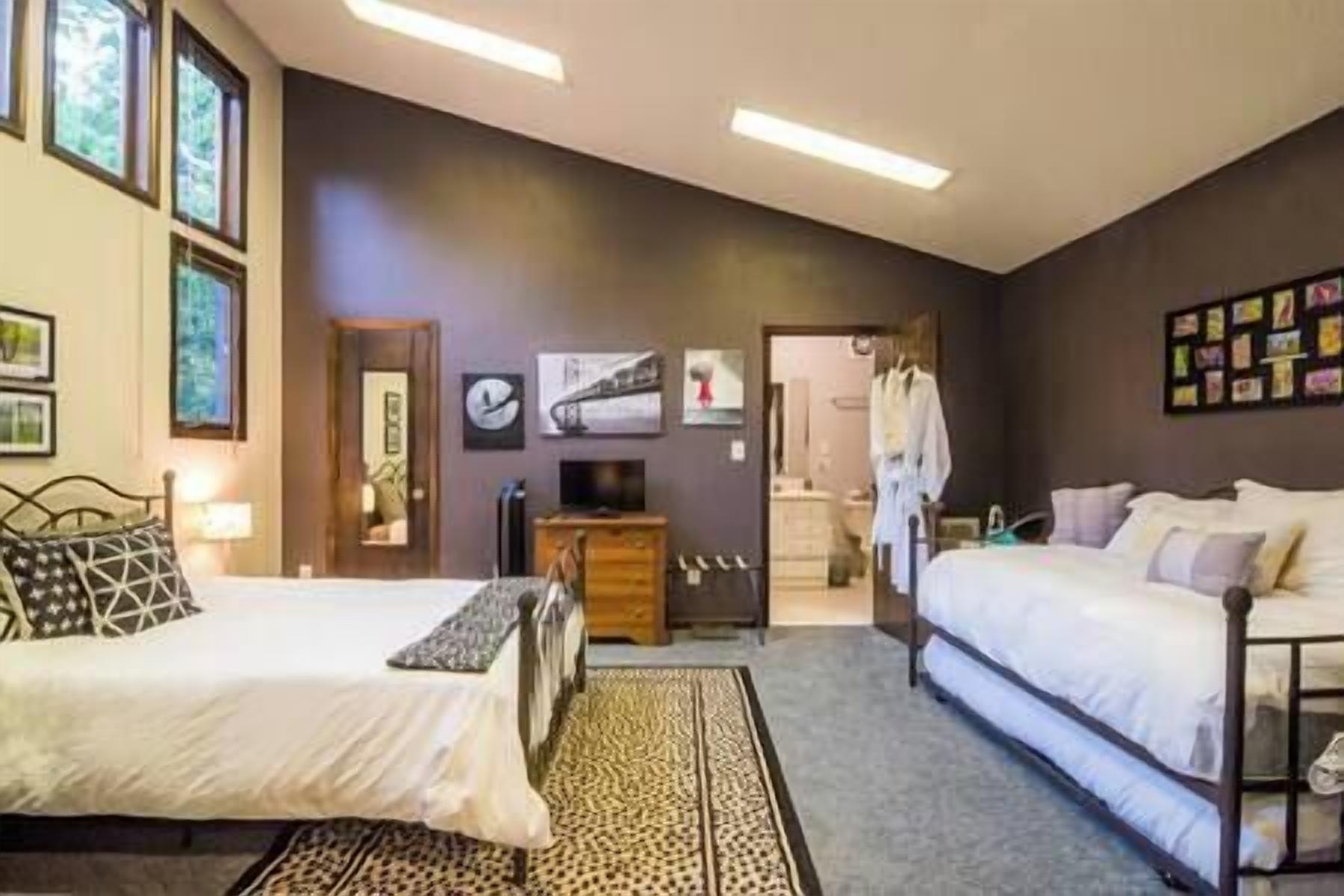 2 bedrooms, iron/ironing board, internet, bed sheets