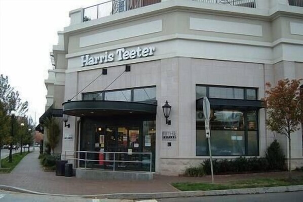 A Harris Teeter store with a modern facade, large windows, and a covered entrance area. - The Guest House * 2BR * Historic Uptown Charlotte (Charlotte)