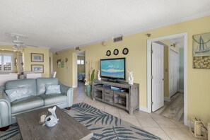 TV, DVD player - 🌴 Islander #404 – Beach Bliss at a Great Value! 🌊✨ (Destin)