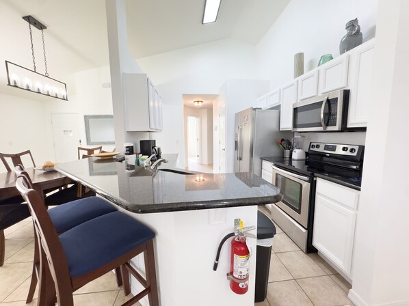 Een koelkast, een magnetron, een oven, een kookplaat