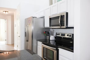 Een koelkast, een magnetron, een oven, een kookplaat