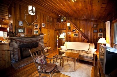 Montgomery's Cozy Forest Retreat