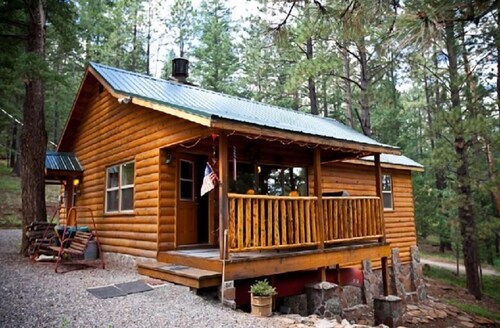 Montgomery's Cozy Forest Retreat