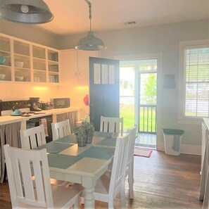 Dining - Screened Inn c1925! Quiet North End Duplex! Screened porch. Beach Access! (Tybee Island)