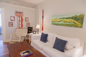 Books - Screened Inn c1925! Quiet North End Duplex! Screened porch. Beach Access! (Tybee Island)