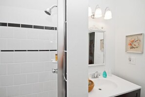 Douche, sèche-cheveux, serviettes fournies