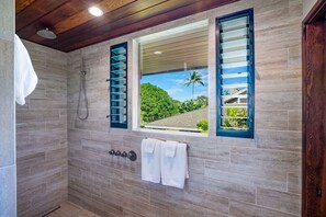 Bañera, secador de pelo, toallas