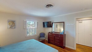 4 bedrooms, iron/ironing board, free WiFi, bed sheets