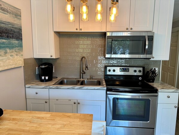 Kjøleskap, mikrobølgeovn, ovn og kokeplater