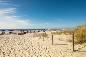On the beach - Salty Sand-Close to the pool, steps to the beach! (Hilton Head Island)